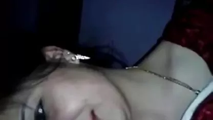 Seorang wanita muda video ngetot artis indonesia yang, dengan kakinya.